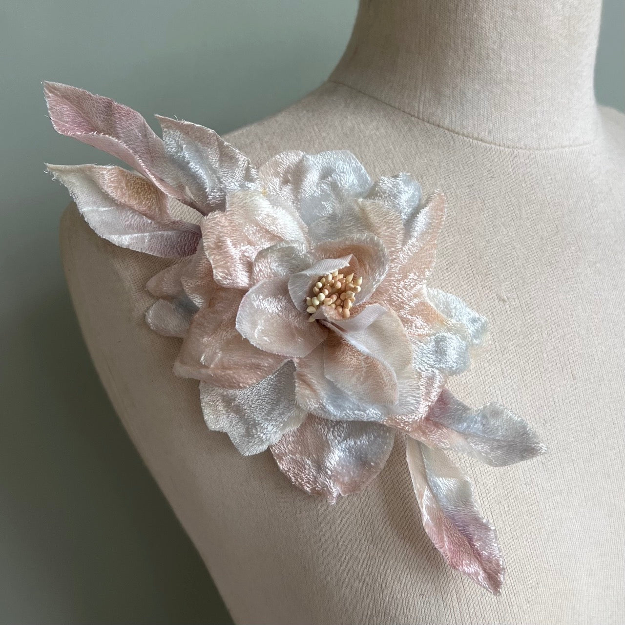 Gardenia Azzurro Beige in Velluto di Seta