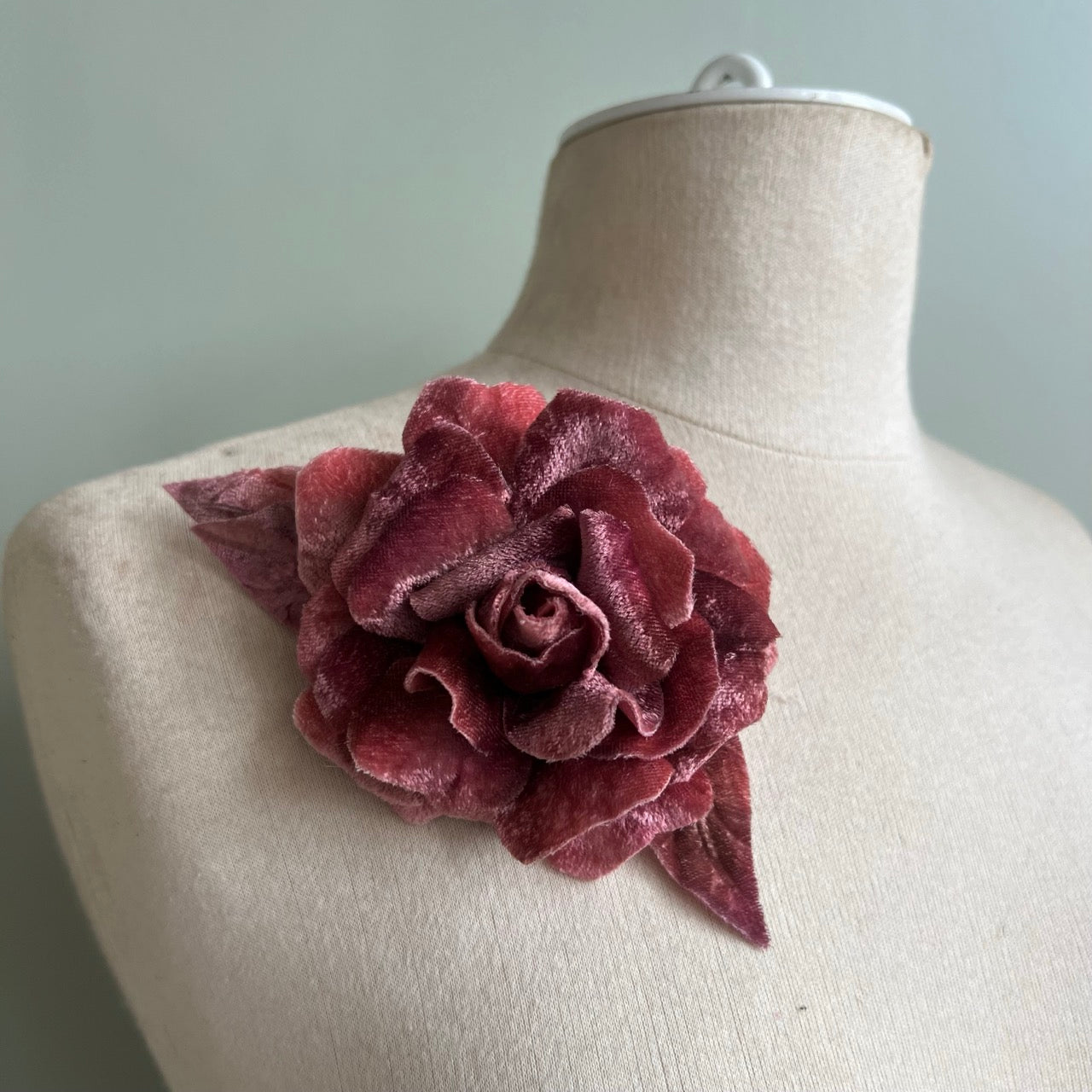 Camelia Bordeaux in Velluto di Seta