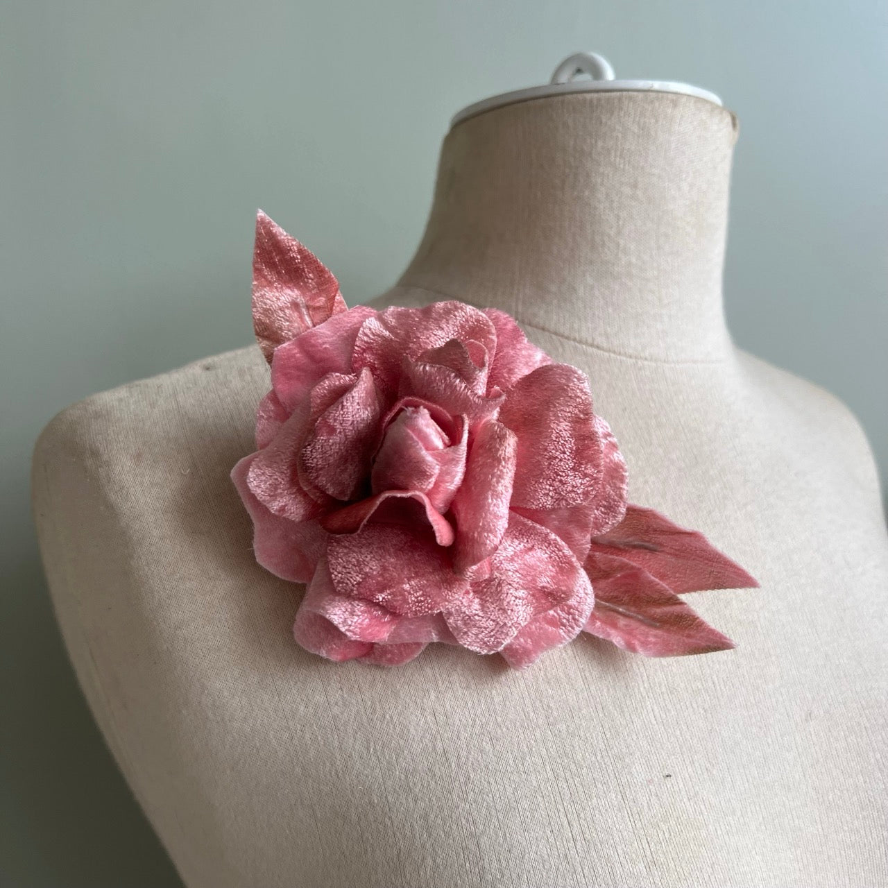 Camelia Rosa Intenso in Velluto di Seta