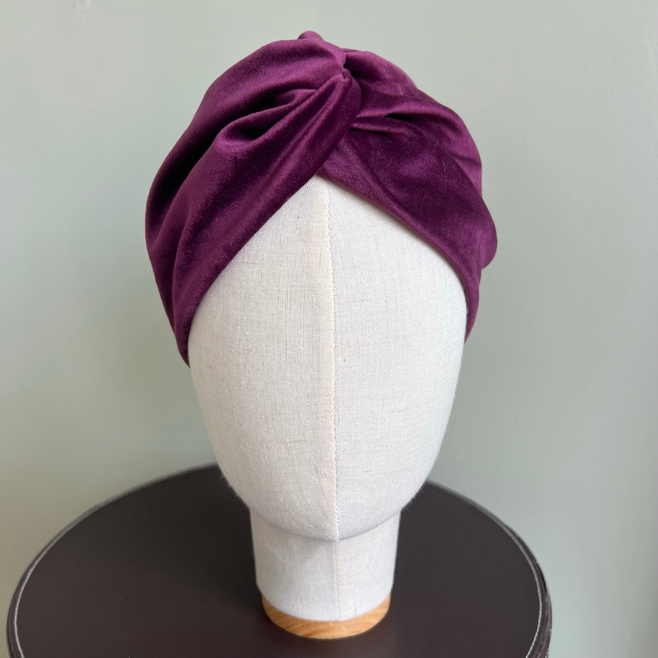 Turban en velours violet aubergine