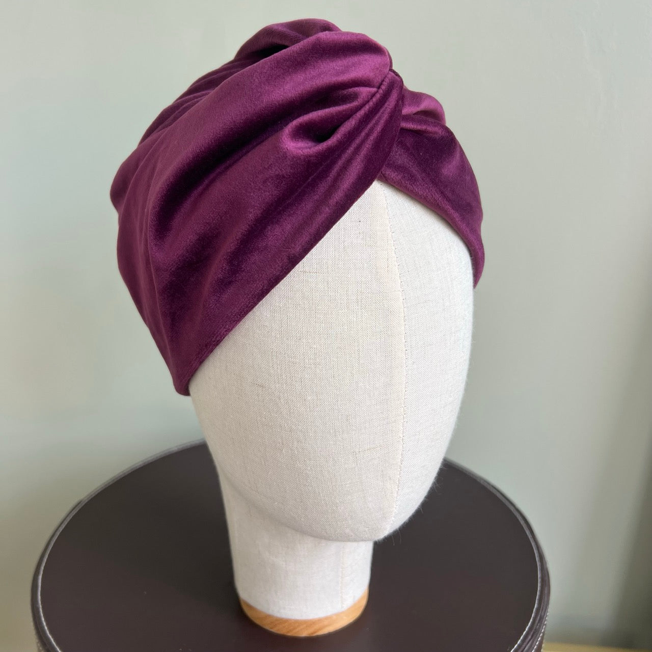 Turban en velours violet aubergine