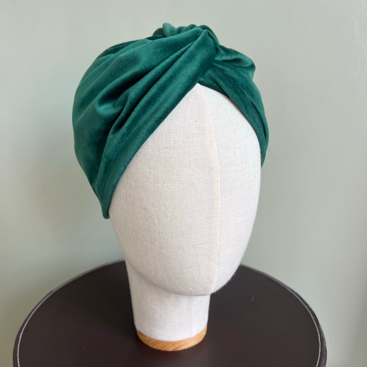 Turban en velours vert forêt