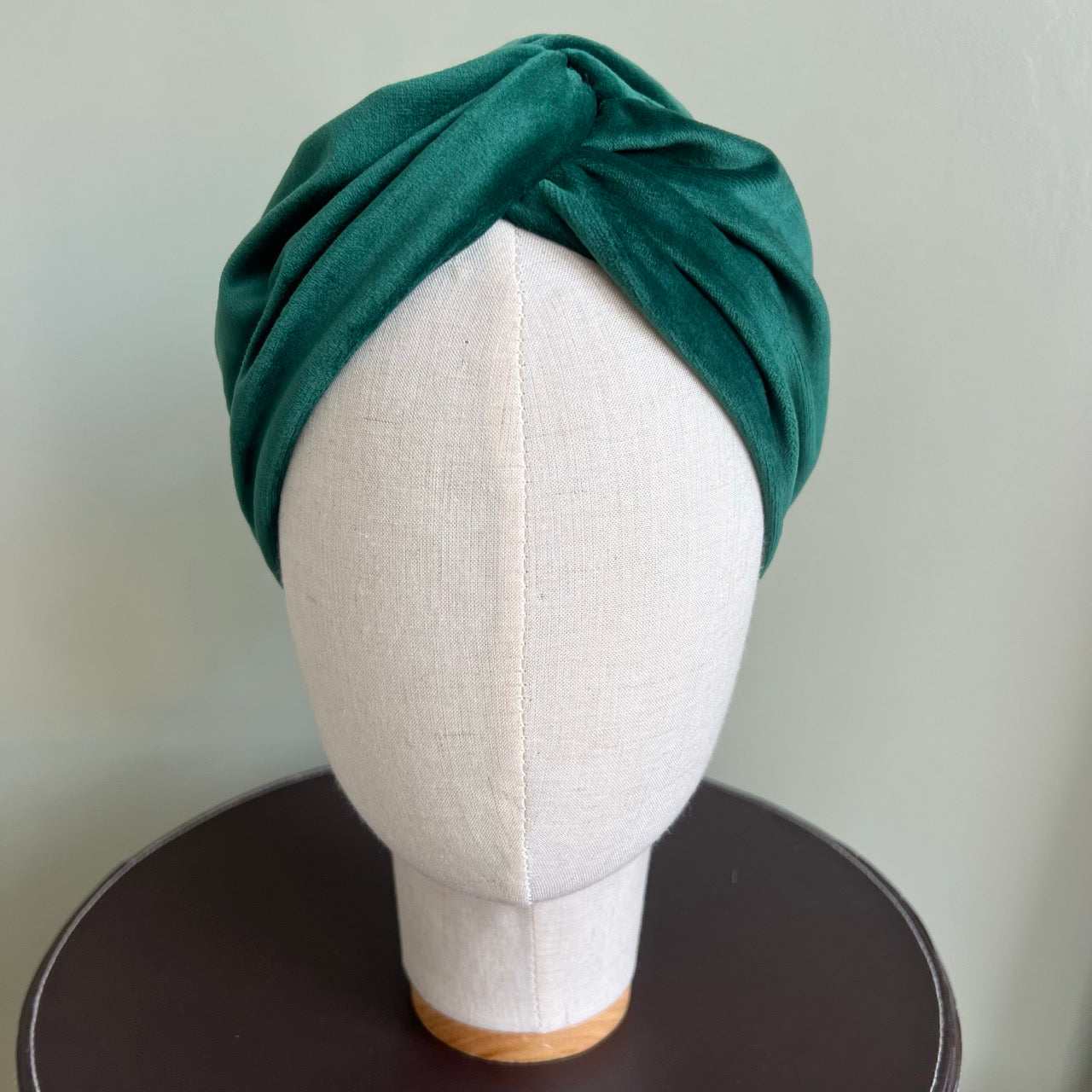 Turban en velours vert forêt