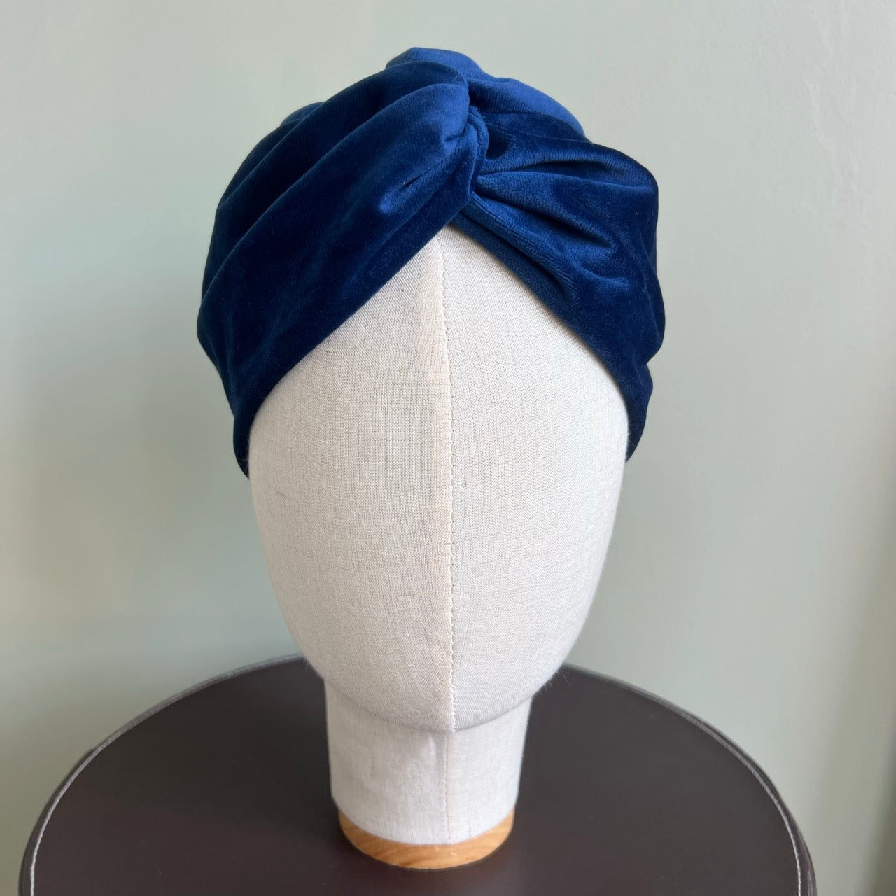 Turban en velours bleu foncé