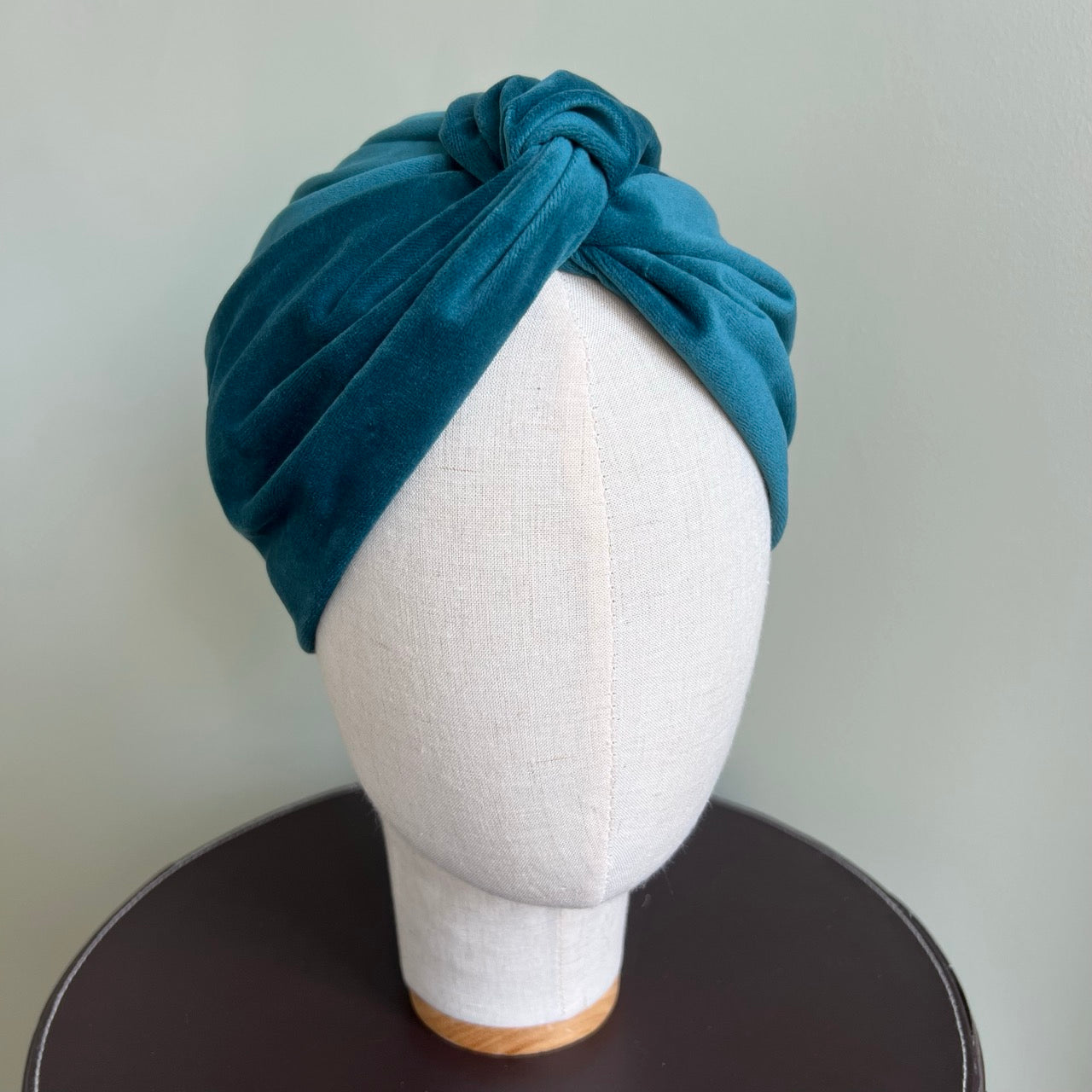 Turban en velours vert paon