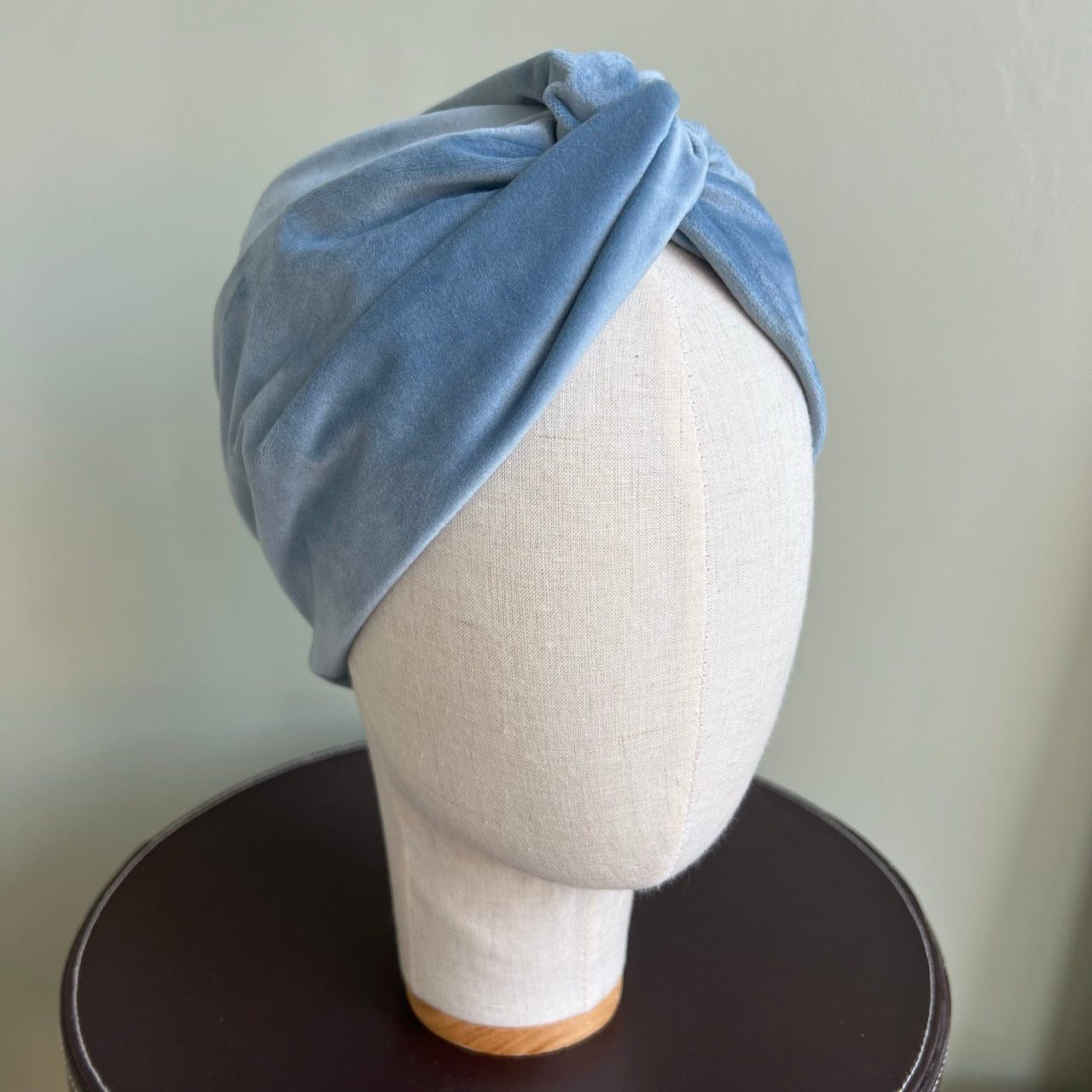 Turban en velours bleu poudré