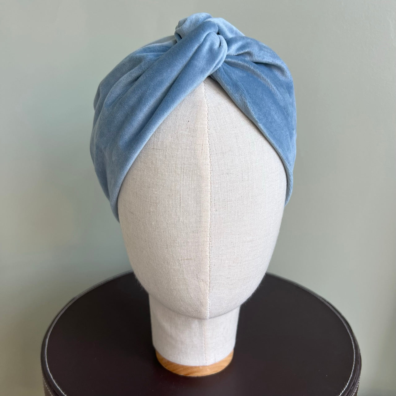 Turban en velours bleu poudré