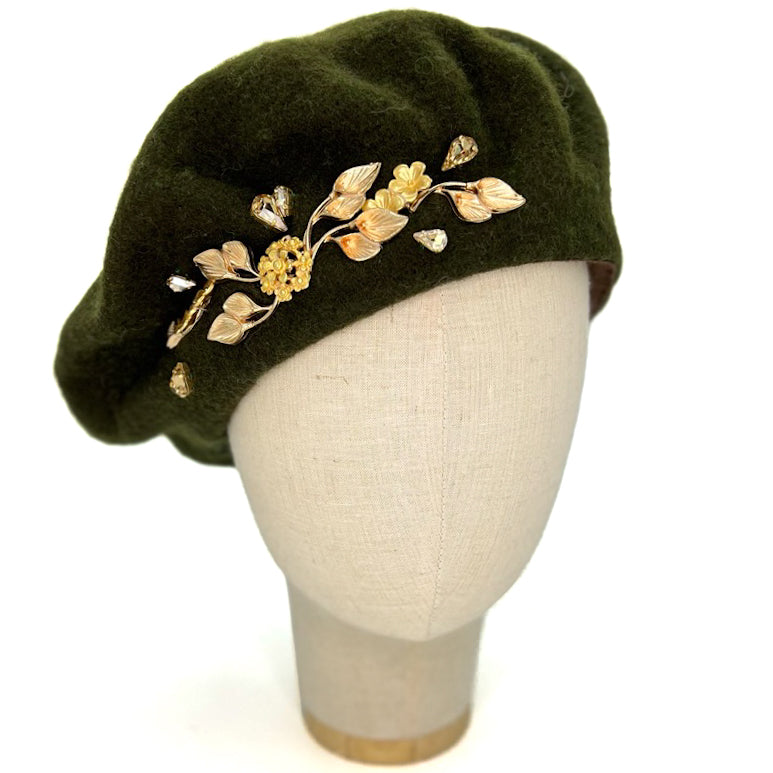 Basco Verde Militare Con Elementi Floreali