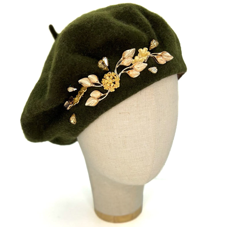 Basco Verde Militare Con Elementi Floreali