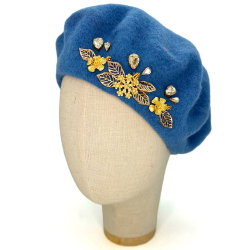 Basco Azzurro Con Elementi Floreali