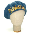 Béret bleu avion à motifs floraux