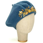 Béret bleu avion à motifs floraux