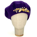 Béret violet foncé à motifs floraux