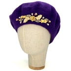 Béret violet foncé à motifs floraux