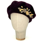 Béret violet aubergine foncé à motifs floraux