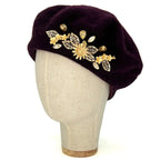 Béret violet aubergine foncé à motifs floraux