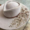 Cappello Fleurs Brûlées a Falda Larga Beige