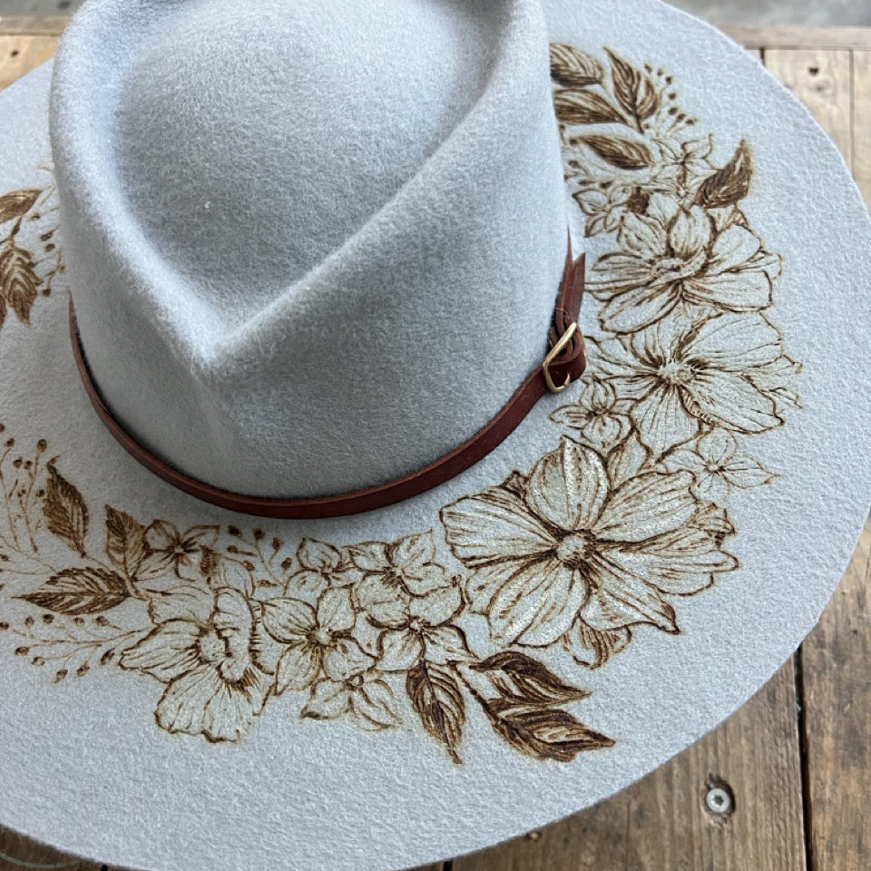 Cappello Fleurs Brûlées a Falda Larga Grigio Perla