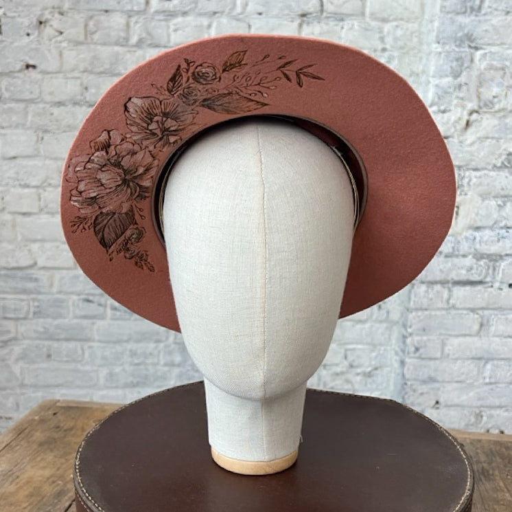 Cappello Fleurs Brûlées a Falda Stretta Rosa Salmone