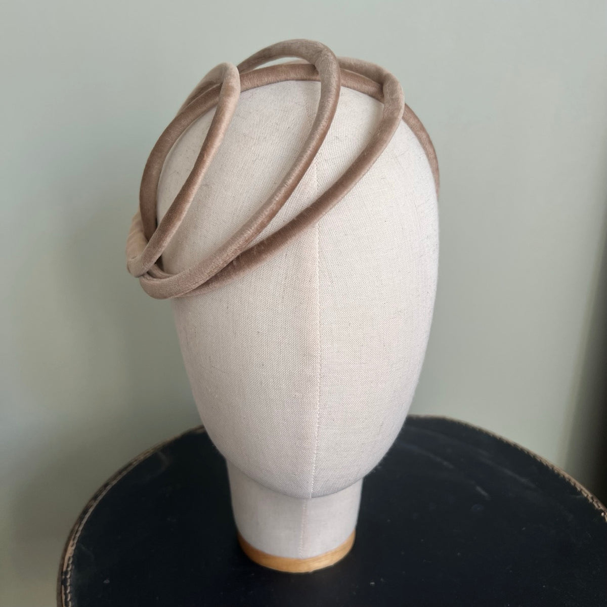 Cerchietto Ana in Velluto Beige Tortora