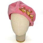 Béret rose pâle à motifs floraux