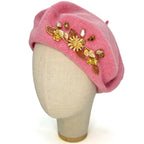 Béret rose pâle à motifs floraux